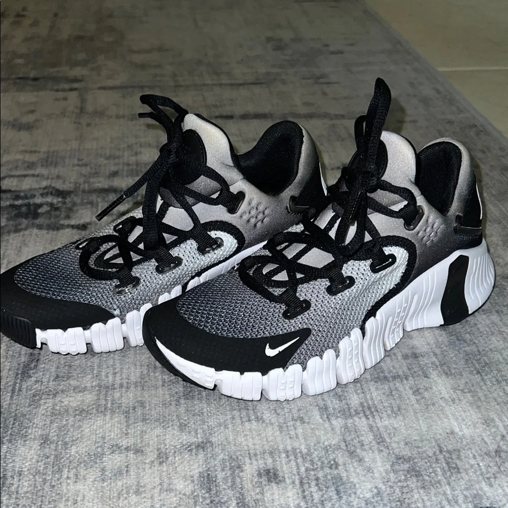Nike Metcon Black and Gray Sneakers - Picture 1 of 6